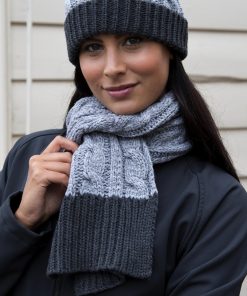 Écharpe en tricot gris